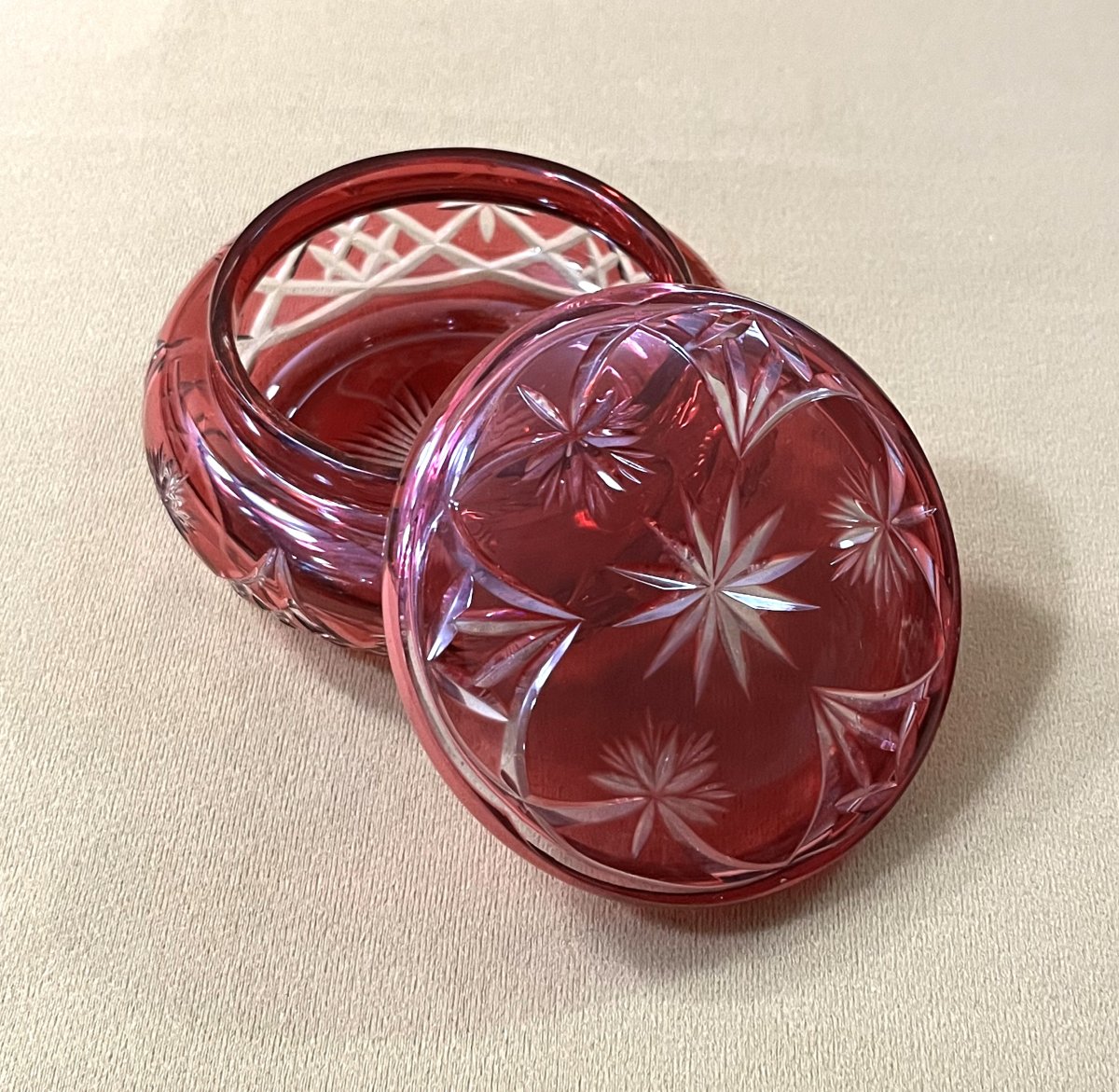 boite ronde / bonbonnière en cristal overlay BACCARAT doublé ROUGE-photo-1