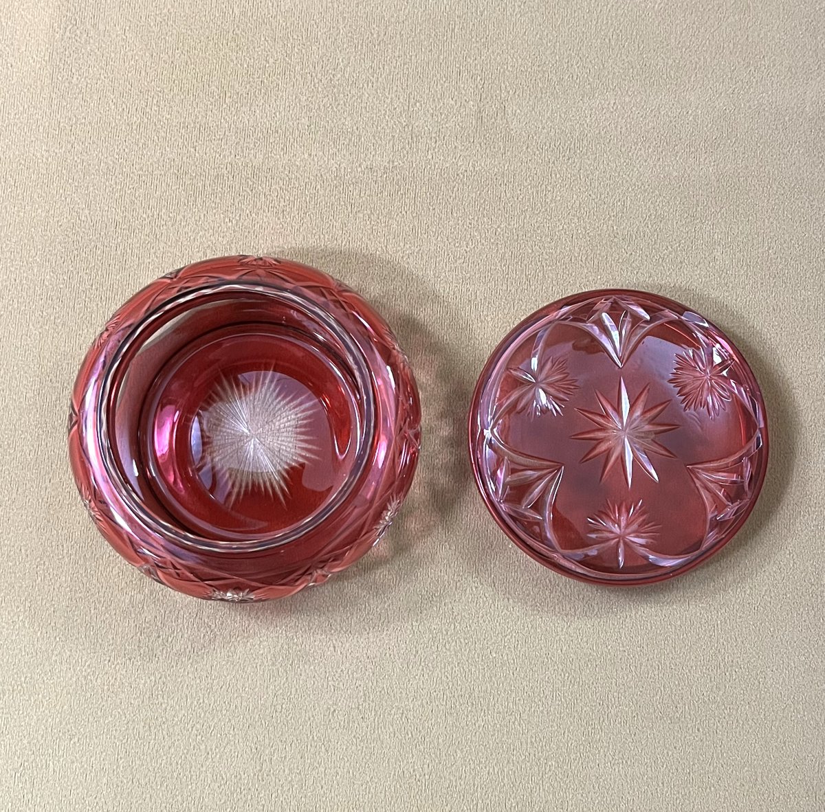 boite ronde / bonbonnière en cristal overlay BACCARAT doublé ROUGE-photo-2