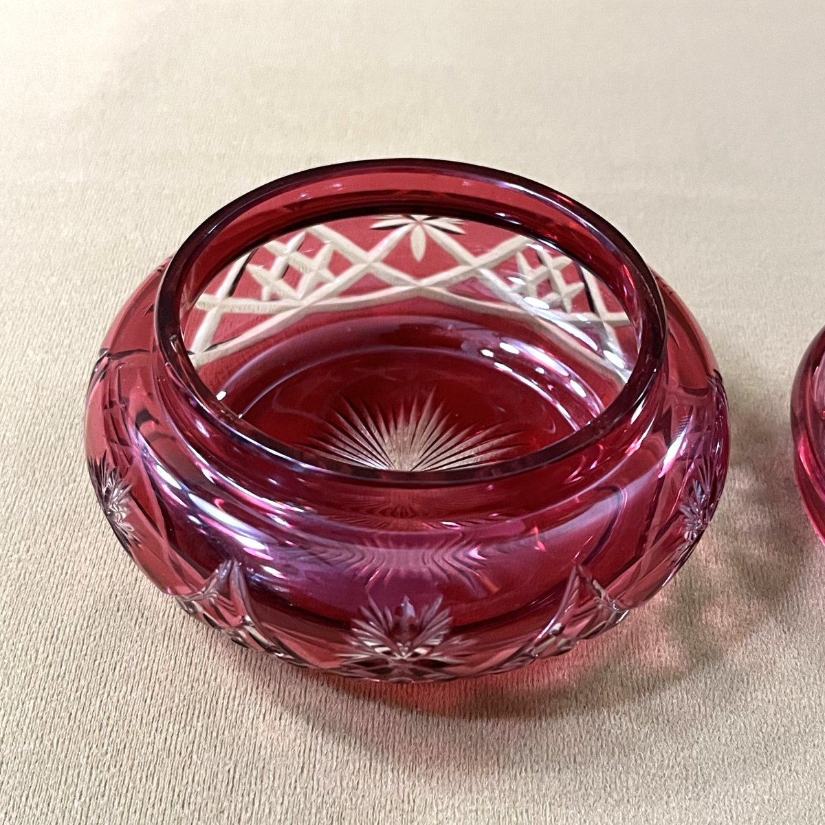 boite ronde / bonbonnière en cristal overlay BACCARAT doublé ROUGE-photo-3