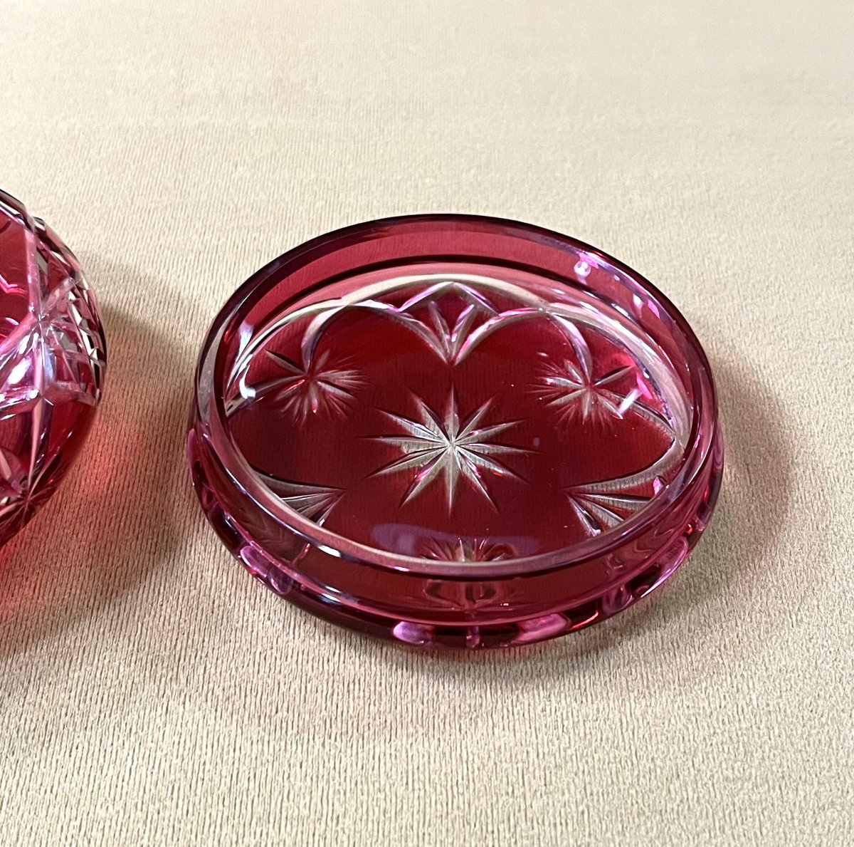 boite ronde / bonbonnière en cristal overlay BACCARAT doublé ROUGE-photo-5