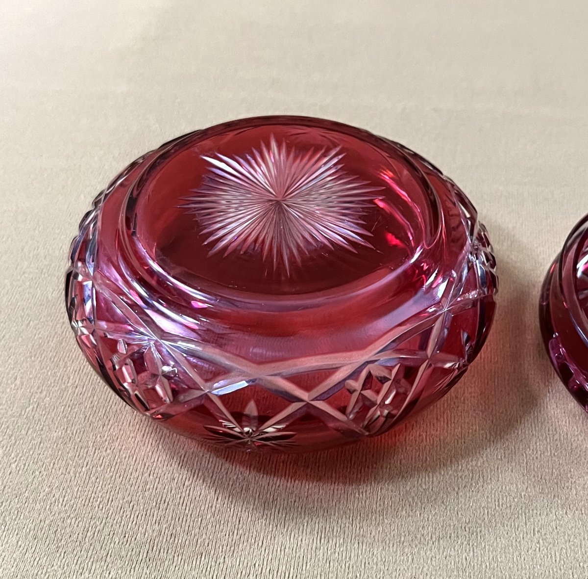 boite ronde / bonbonnière en cristal overlay BACCARAT doublé ROUGE-photo-6