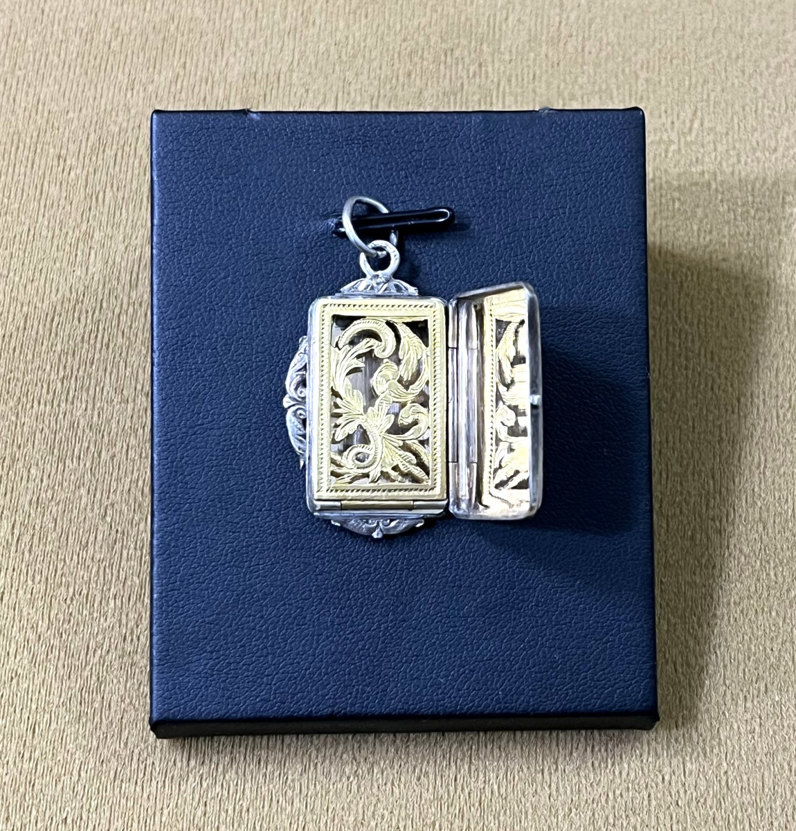 Antique Vinaigrette Pendant In Solid Silver, Nielloed And Vermeil, From The 19th Century