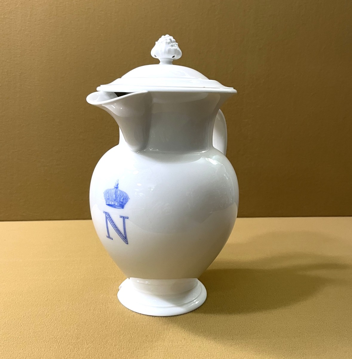 Broc couvert du service des offices de l'empereur Napoléon III en porcelaine de Sèvres