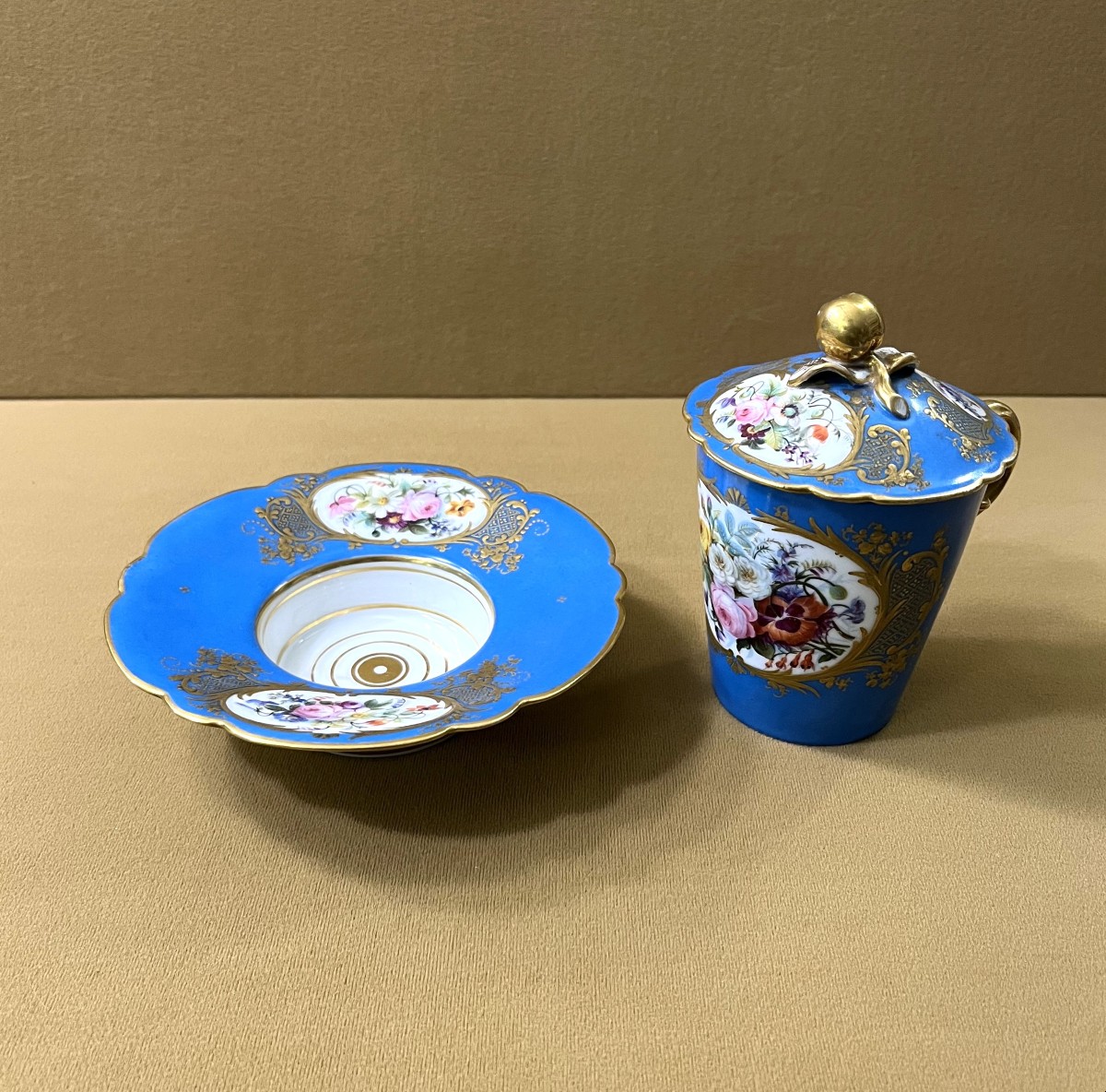 PARIS - tasse trembleuse en porcelaine dans le gout de Sèvres-photo-1