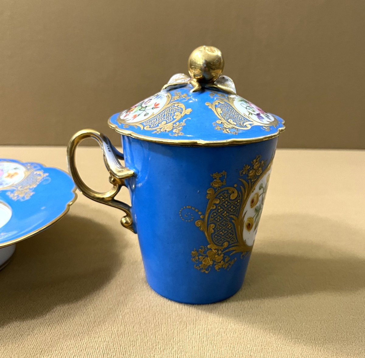 PARIS - tasse trembleuse en porcelaine dans le gout de Sèvres-photo-3