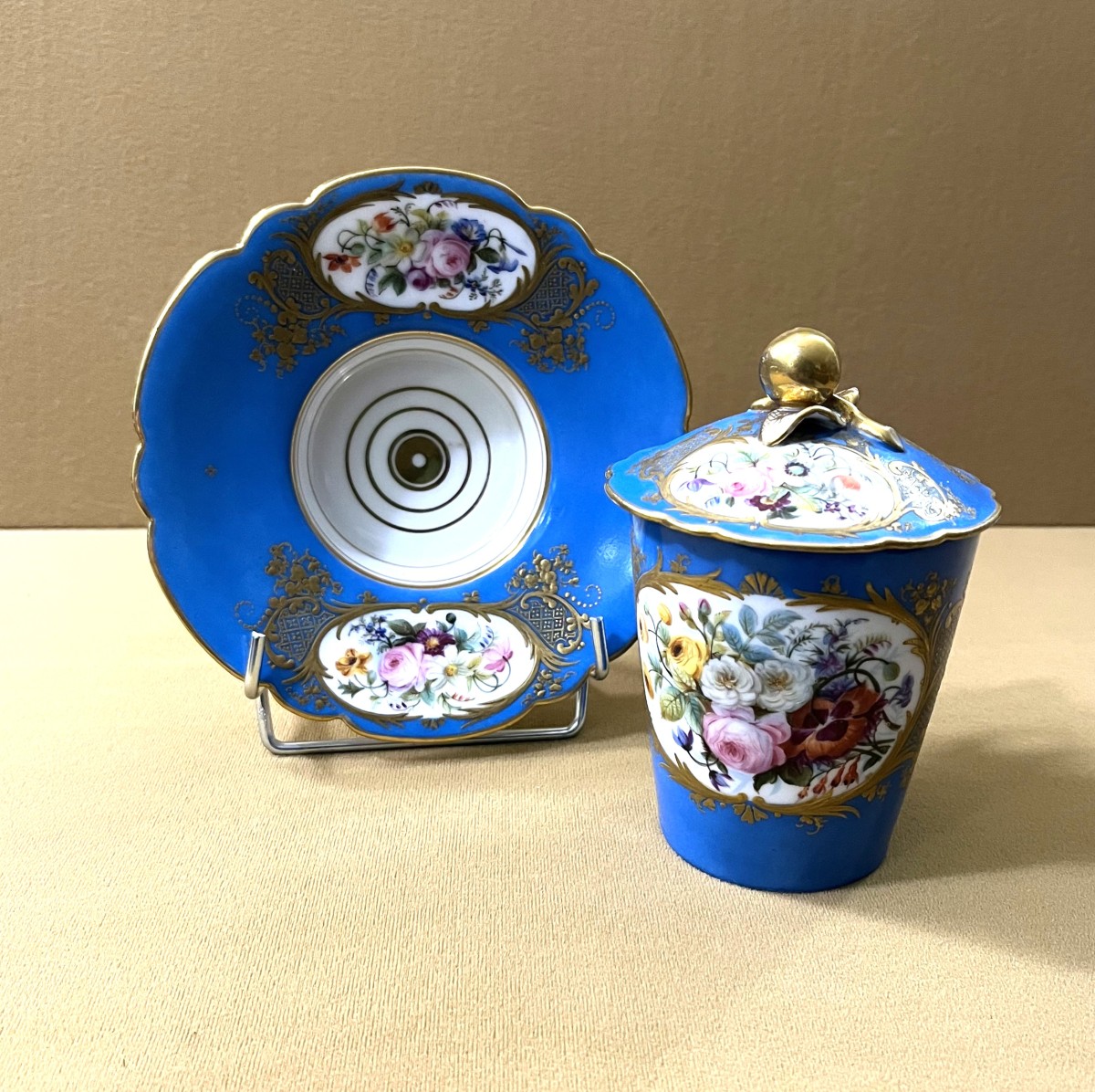 PARIS - tasse trembleuse en porcelaine dans le gout de Sèvres