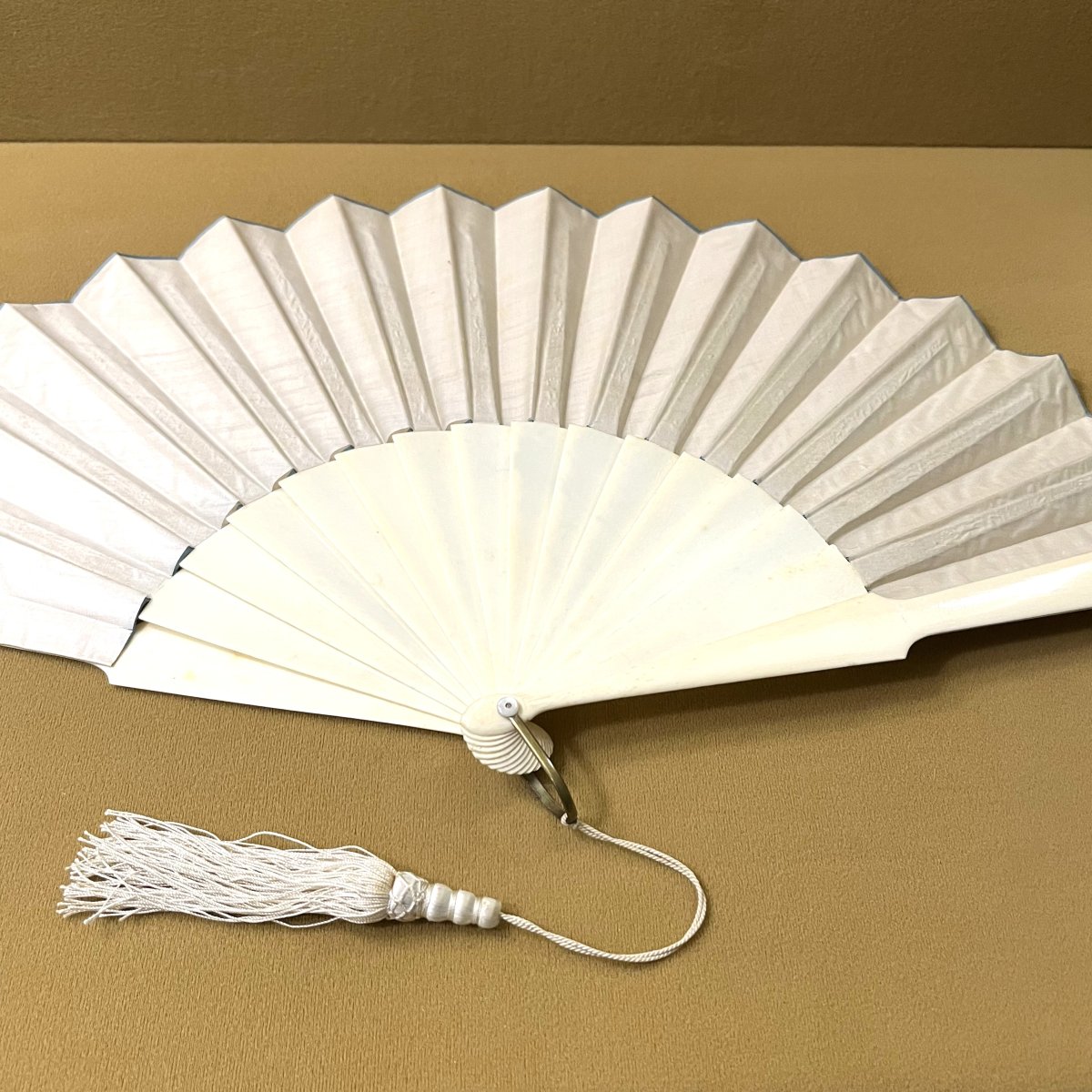Antique Painted Silk Fan With A Bone Frame, Late 19th Century-photo-3