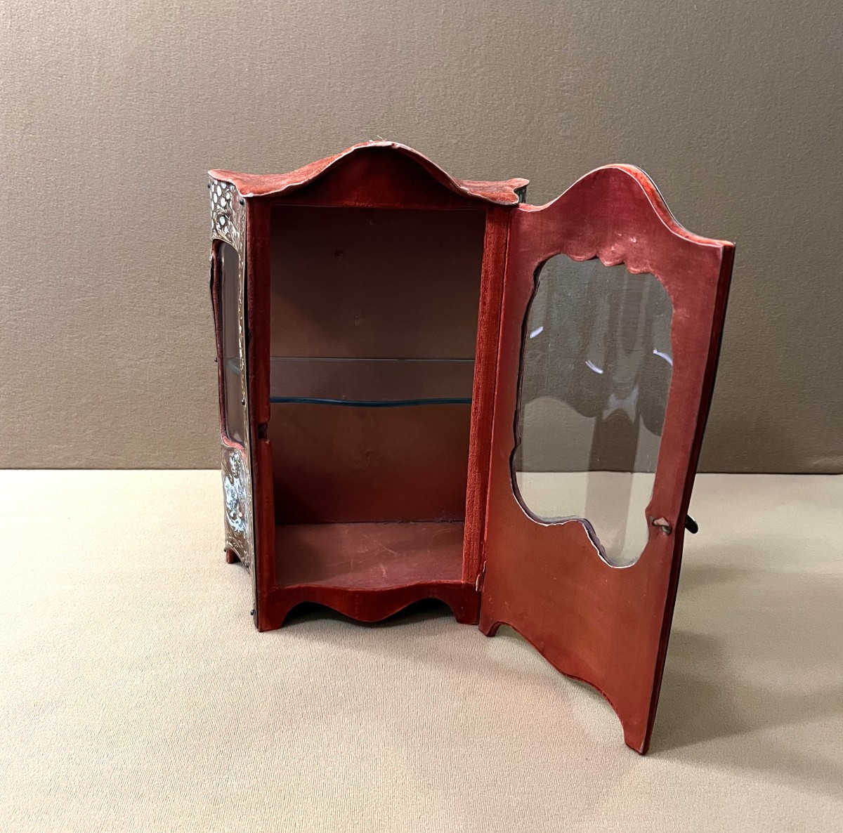 ancienne vitrine miniature / mobilier de poupée en tôle lithographiée, style Louis XV-photo-3