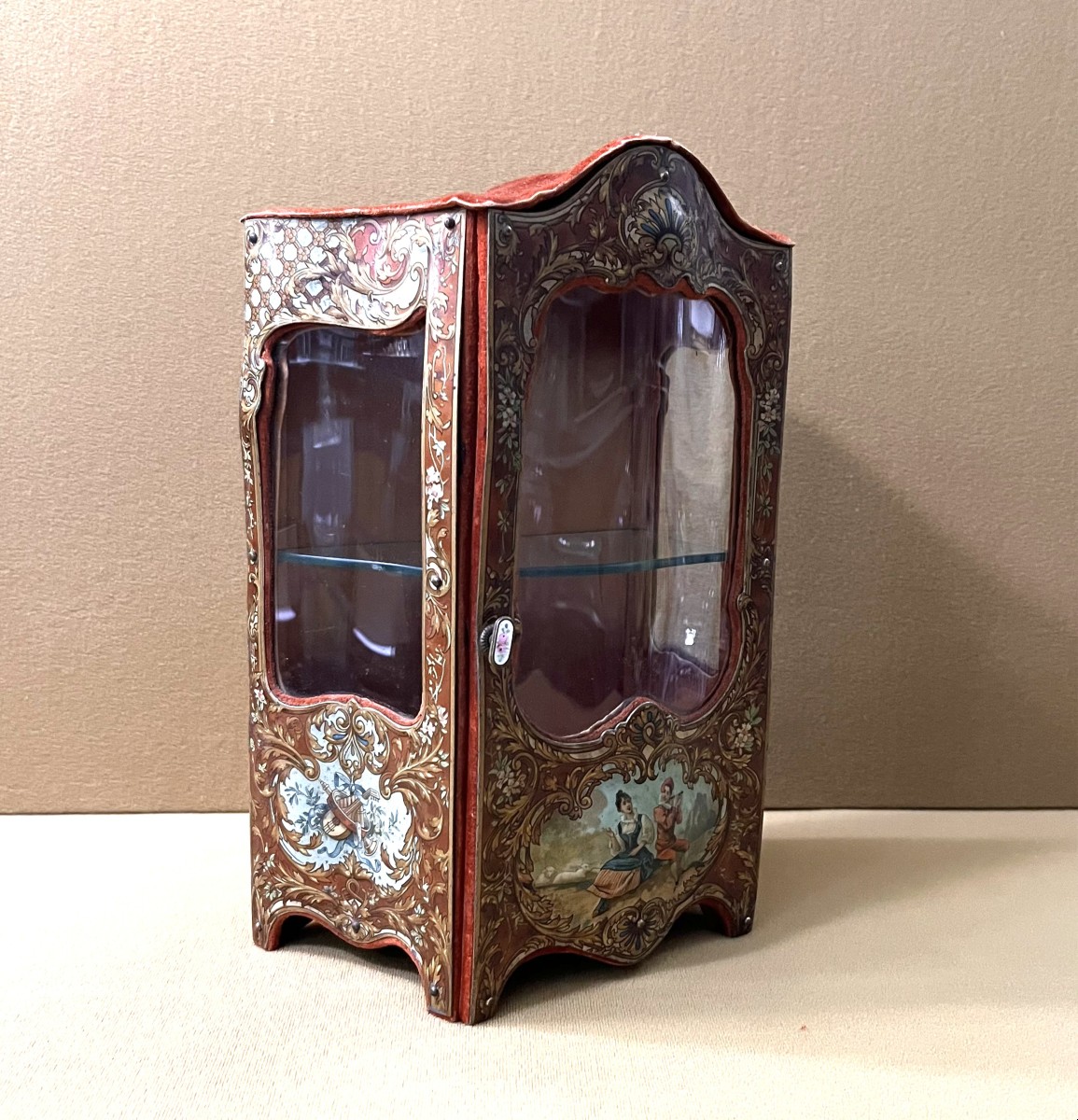 ancienne vitrine miniature / mobilier de poupée en tôle lithographiée, style Louis XV-photo-4