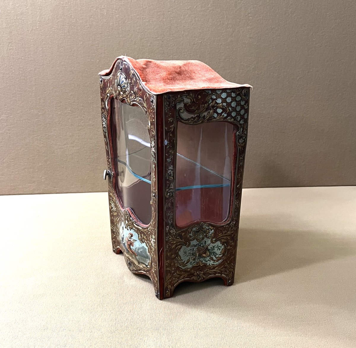 ancienne vitrine miniature / mobilier de poupée en tôle lithographiée, style Louis XV-photo-3