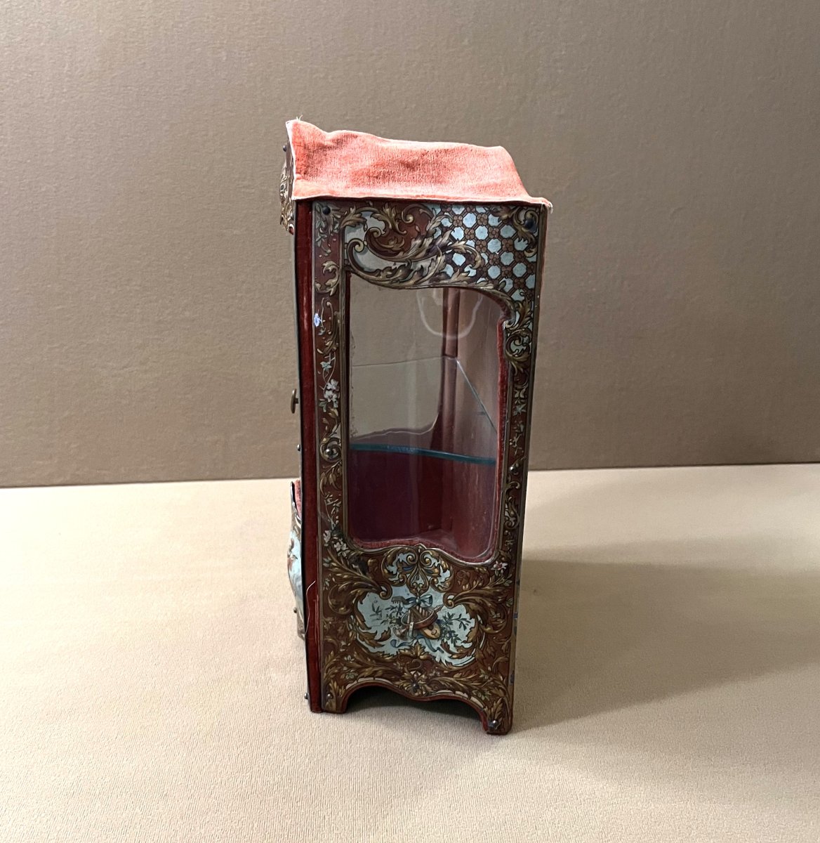 ancienne vitrine miniature / mobilier de poupée en tôle lithographiée, style Louis XV-photo-4