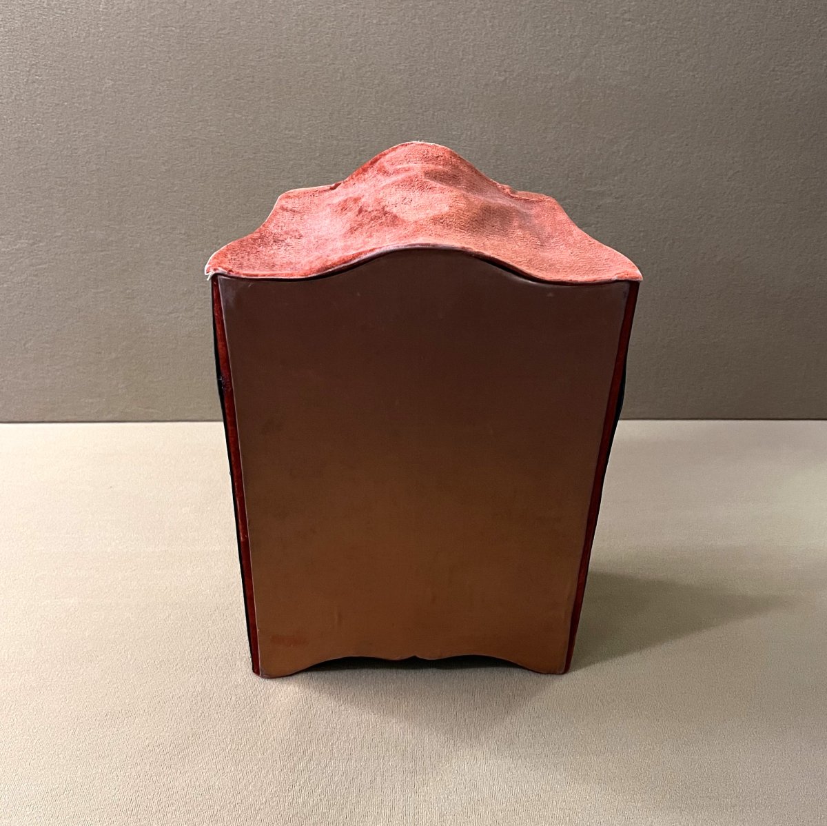 ancienne vitrine miniature / mobilier de poupée en tôle lithographiée, style Louis XV-photo-6