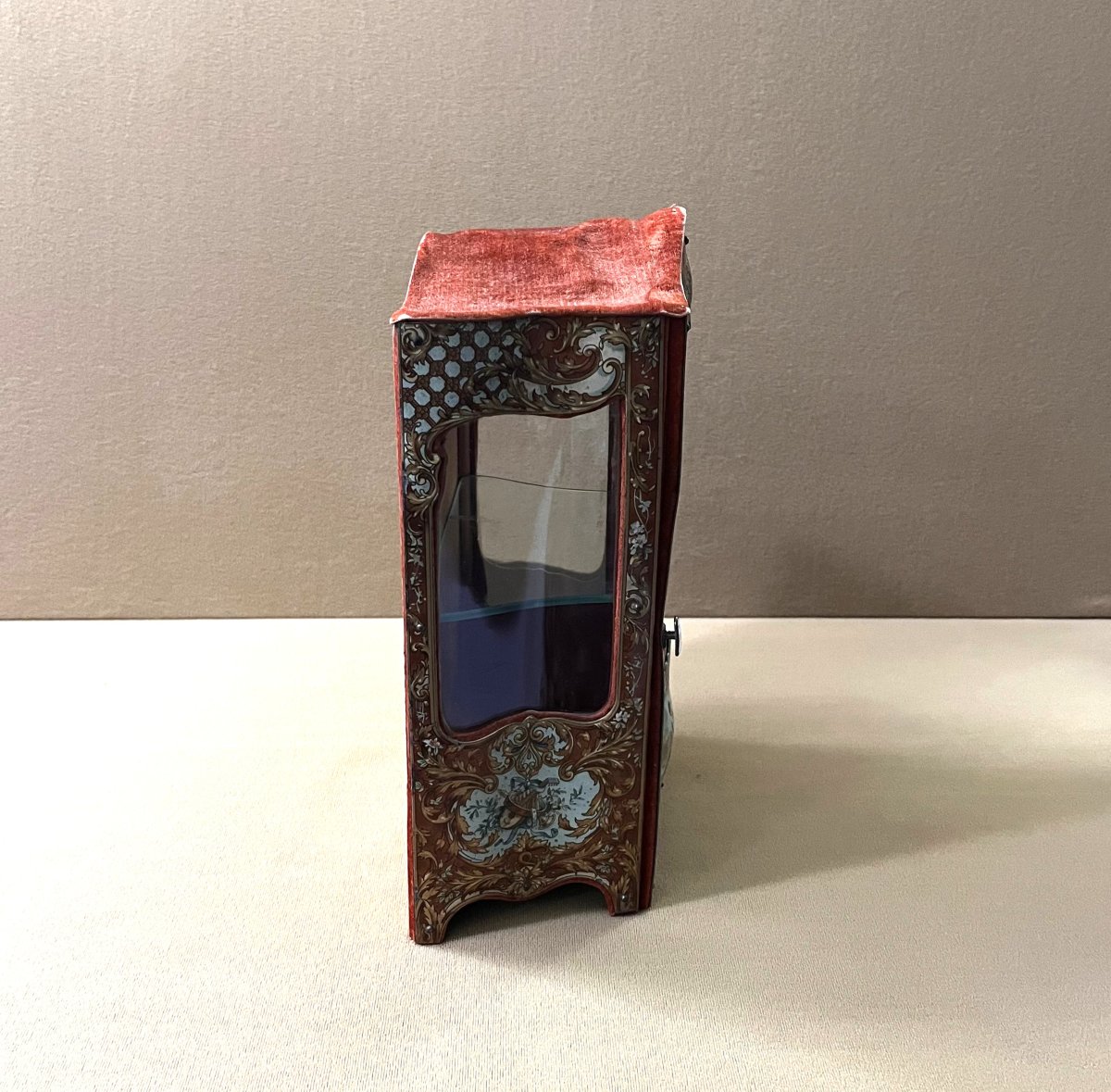 ancienne vitrine miniature / mobilier de poupée en tôle lithographiée, style Louis XV-photo-7