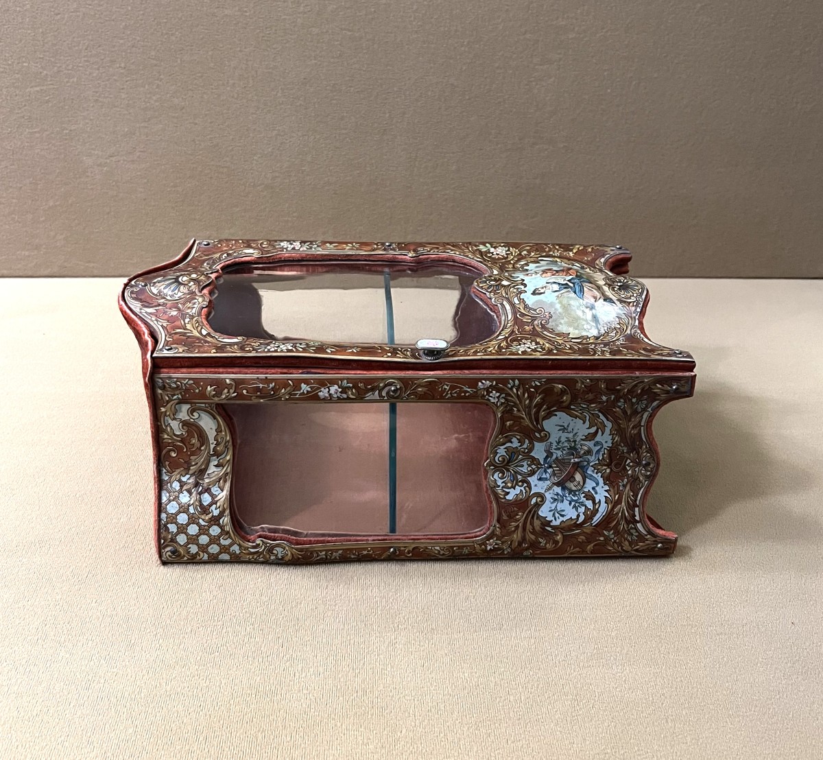 ancienne vitrine miniature / mobilier de poupée en tôle lithographiée, style Louis XV-photo-8