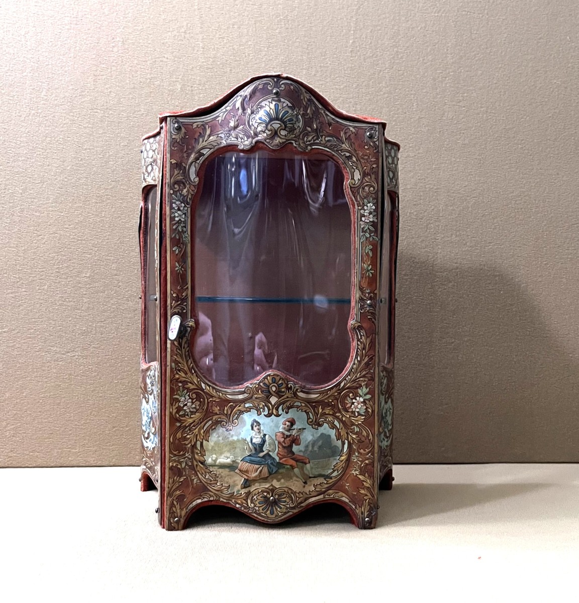 ancienne vitrine miniature / mobilier de poupée en tôle lithographiée, style Louis XV-photo-1