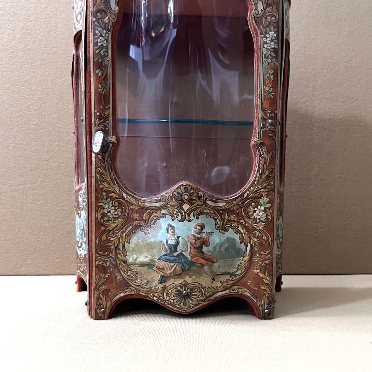 ancienne vitrine miniature / mobilier de poupée en tôle lithographiée, style Louis XV-photo-2