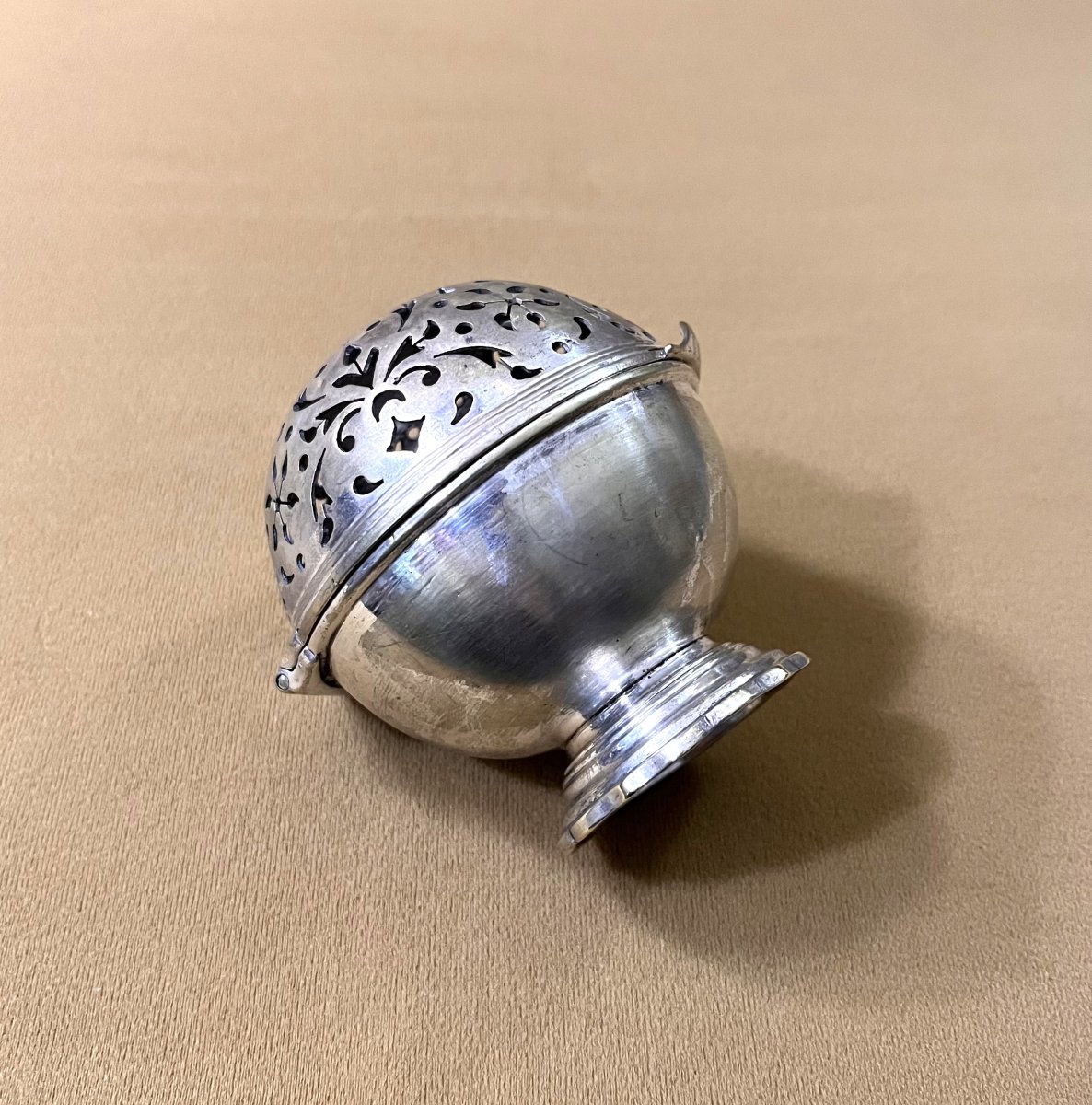 Antique Silver-plated Metal Sponge Ball From The 18th Century-photo-1