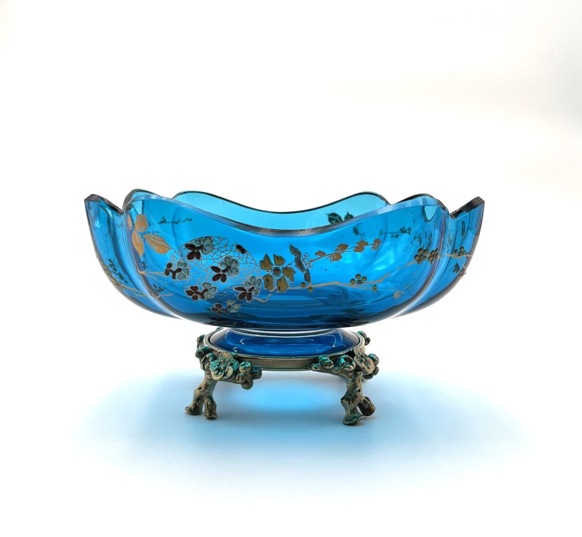 BACCARAT - coupe en cristal bleu émaillé sur base en bronze, fin XIXème