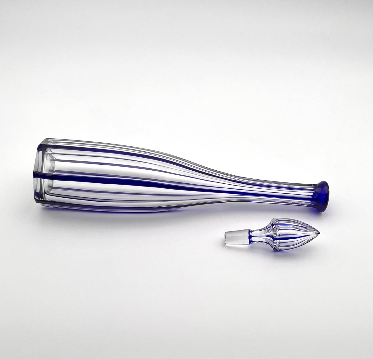 Baccarat - Antique Cut Crystal Decanter With Blue Overlay, Malmaison Model, 45.5 Cm-photo-1