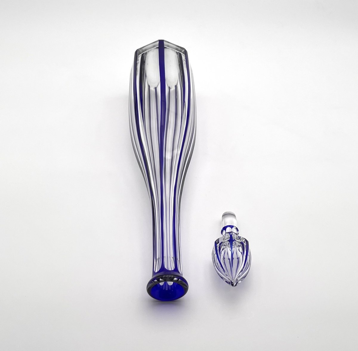 Baccarat - Antique Cut Crystal Decanter With Blue Overlay, Malmaison Model, 45.5 Cm-photo-2