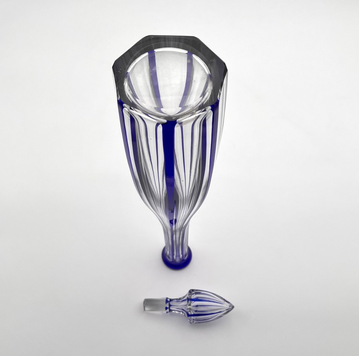 Baccarat - Antique Cut Crystal Decanter With Blue Overlay, Malmaison Model, 45.5 Cm-photo-4