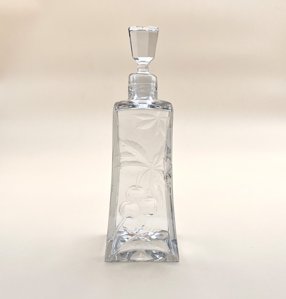 BACCARAT - carafe ancienne en cristal à décor taillé de cerises - estampillée-photo-2