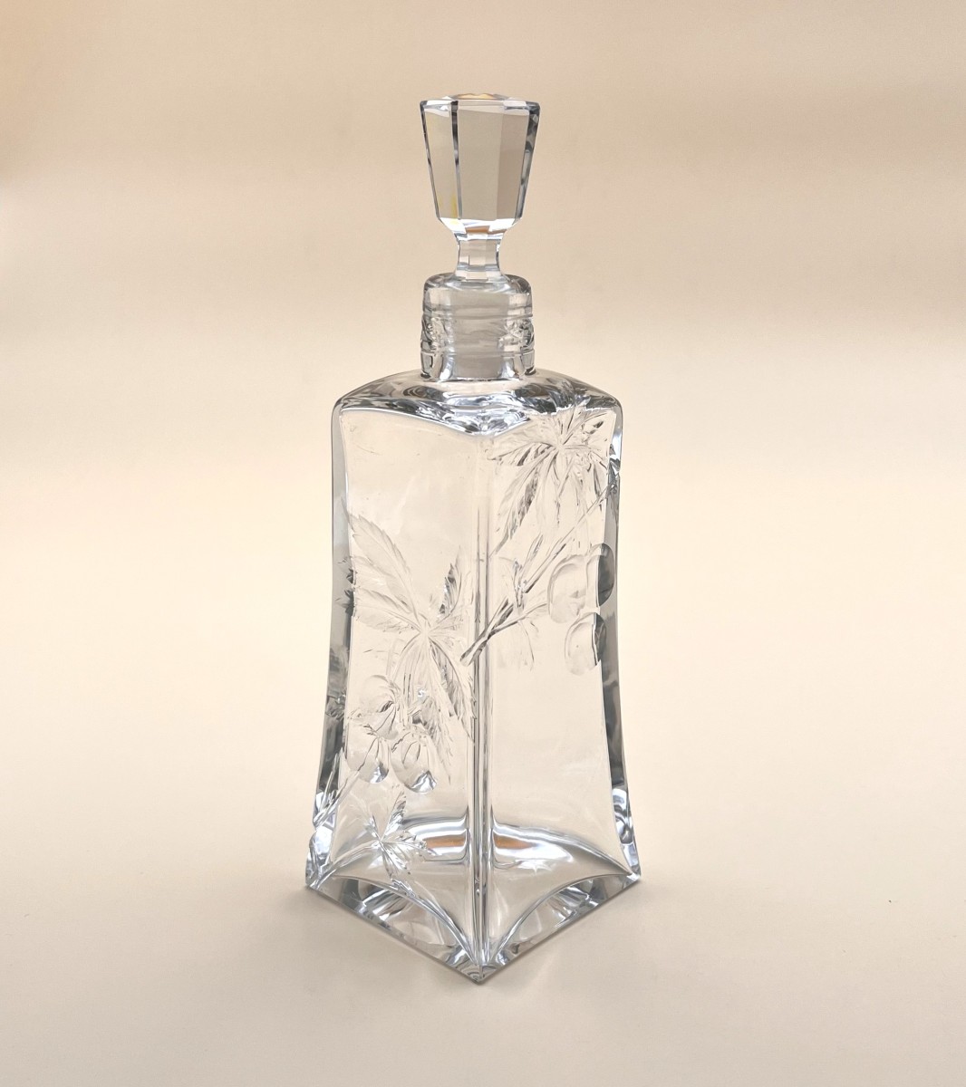 BACCARAT - carafe ancienne en cristal à décor taillé de cerises - estampillée