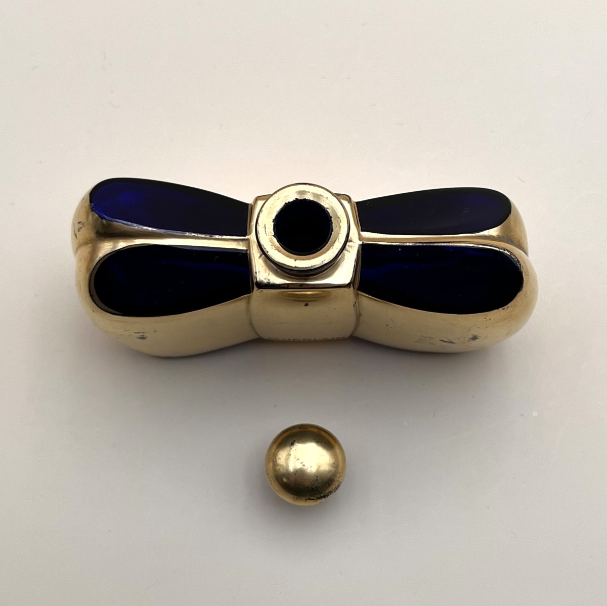 ancien flacon NOEUD PAPILLON en cristal bleu de BACCARAT pour le parfum COQUE D'OR de GUERLAIN-photo-4