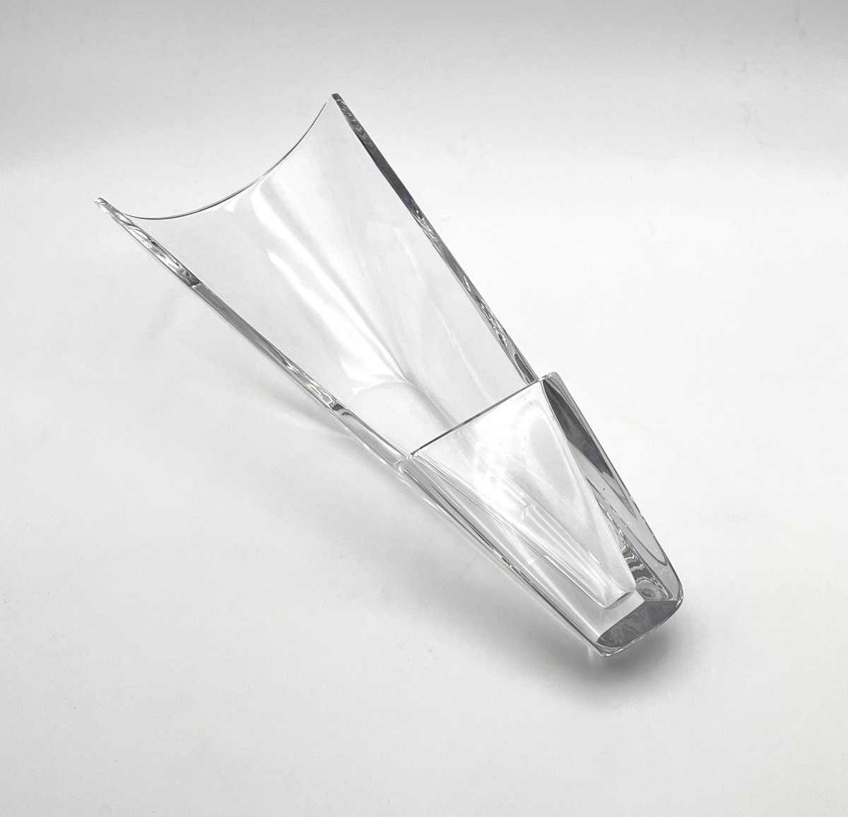 BACCARAT - vase couché en cristal estampillé - modèle DIVA 42 cm