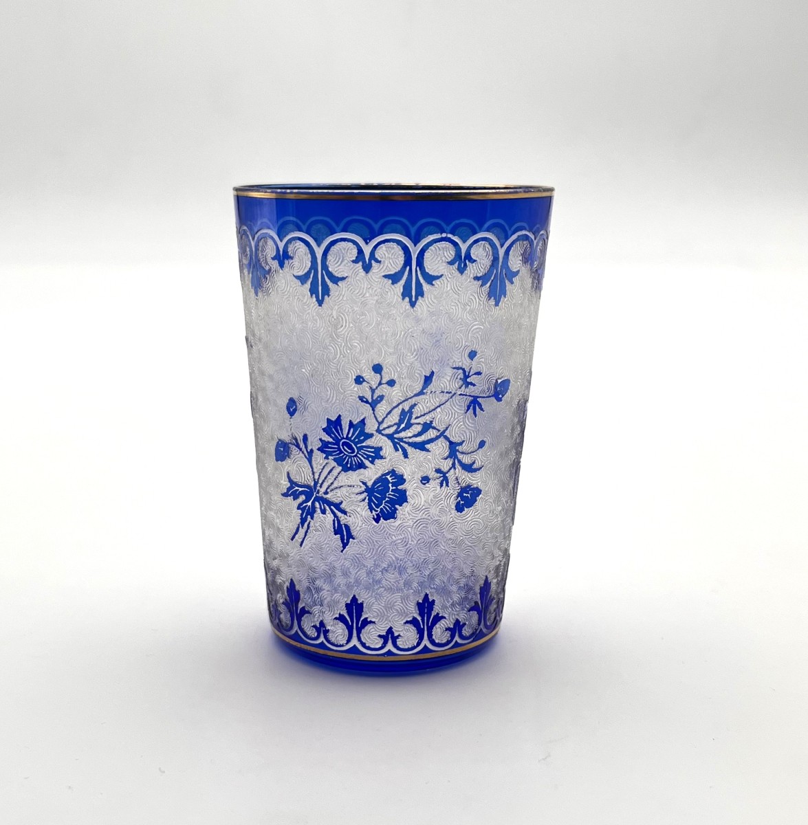 SAINT LOUIS - ancien verre / gobelet en cristal doublé bleu au décor gravé à l'acide