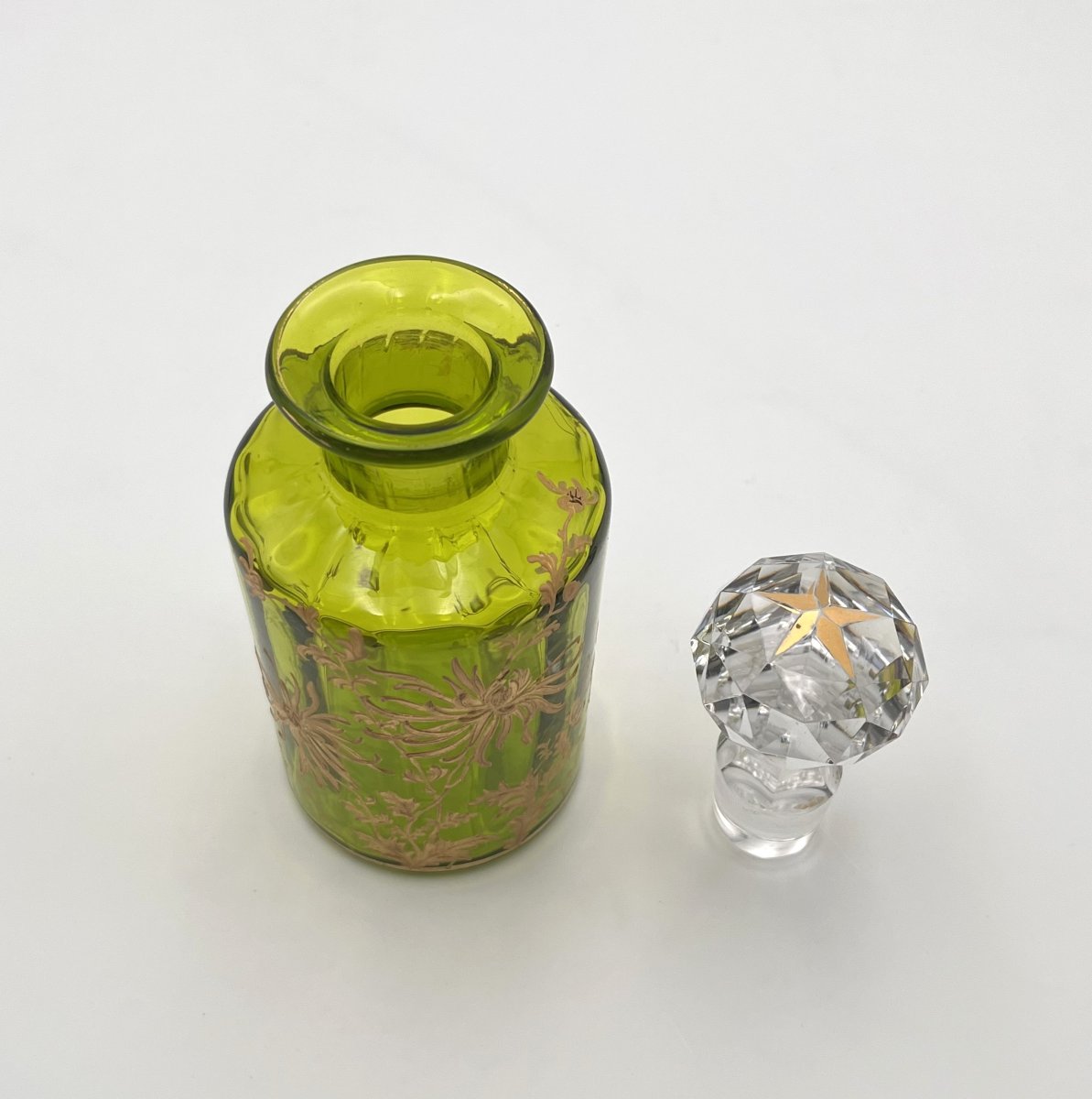 BACCARAT - ancien flacon à parfum en cristal vert, modèle Chrysanthèmes-photo-3