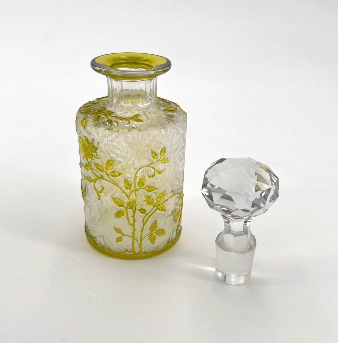 BACCARAT - ancien flacon à parfum en cristal doublé VERT gravé à l'acide, modèle EGLANTIER-photo-1