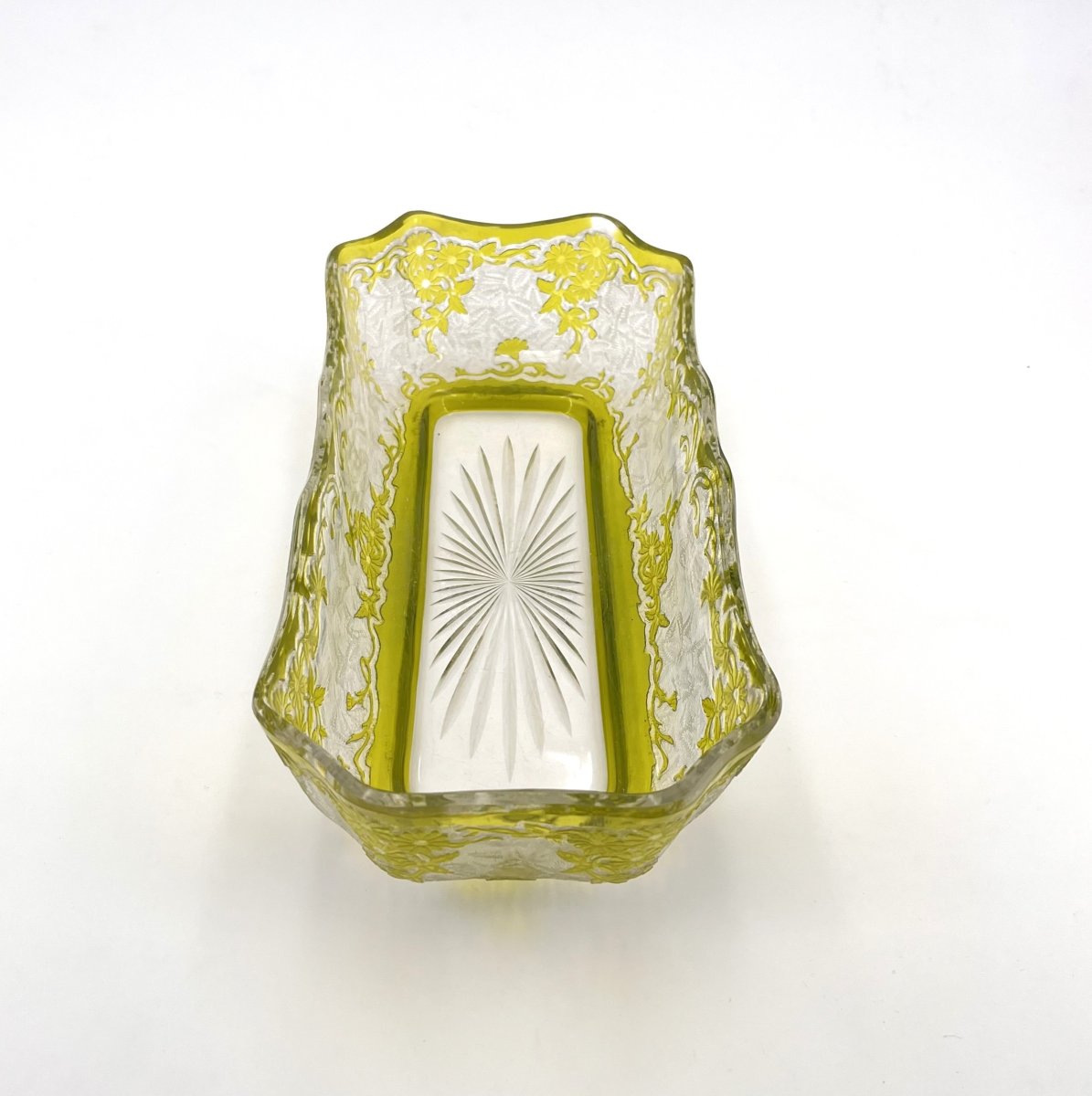 BACCARAT - jardinière de table en cristal doublé vert à décor de CHRYSANTHÈMES  gravé à l'acide-photo-3