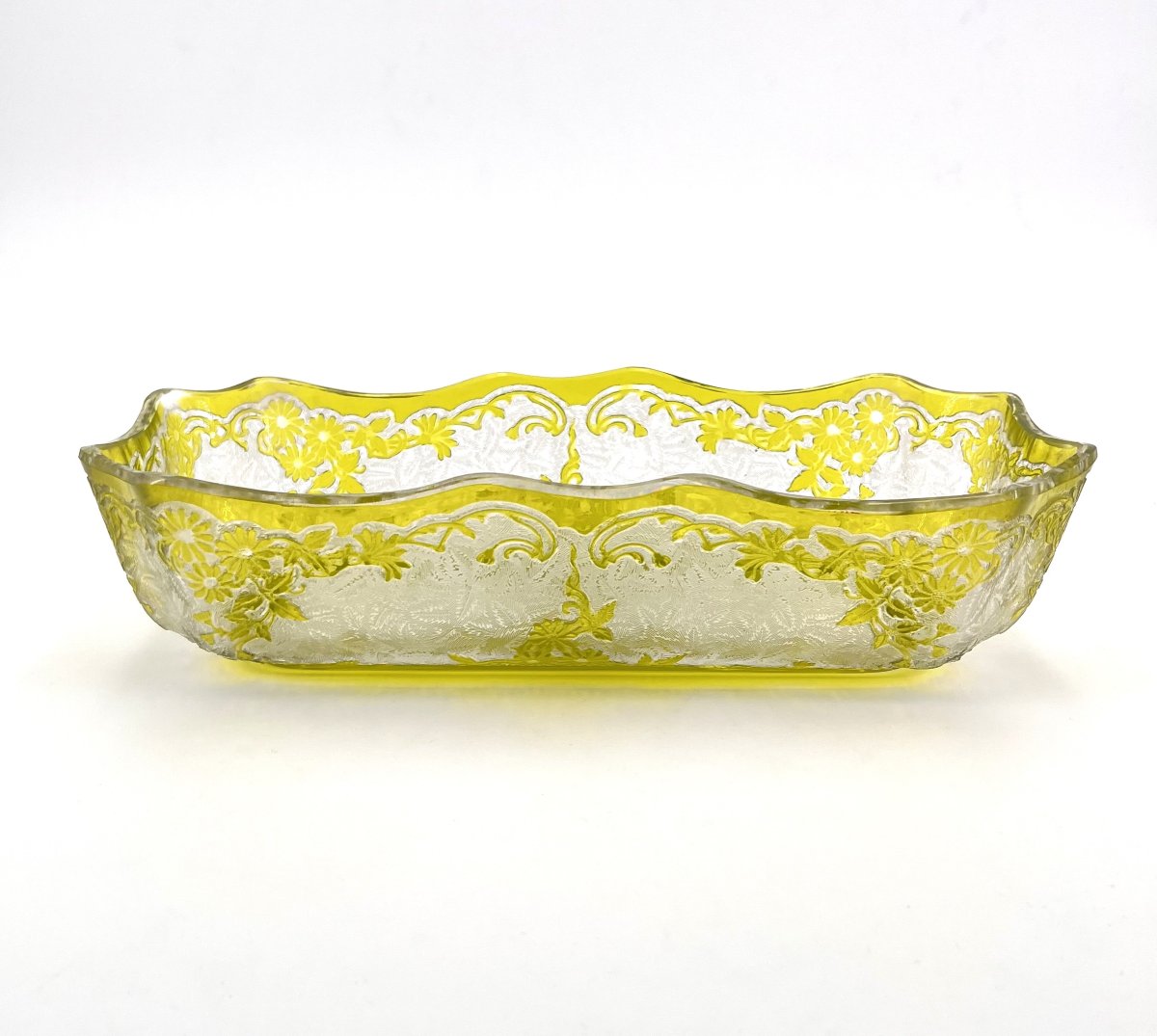 BACCARAT - jardinière de table en cristal doublé vert à décor de CHRYSANTHÈMES  gravé à l'acide