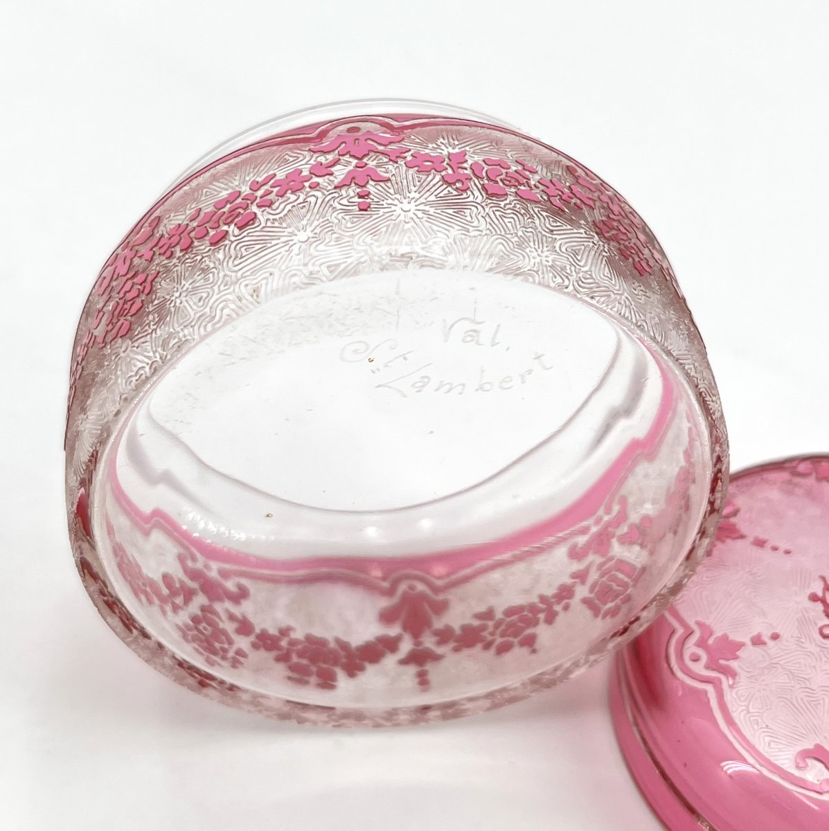 Val Saint Lambert - Round Crystal Box With Pink Lining, Acid-etched Design, Stamped-photo-3