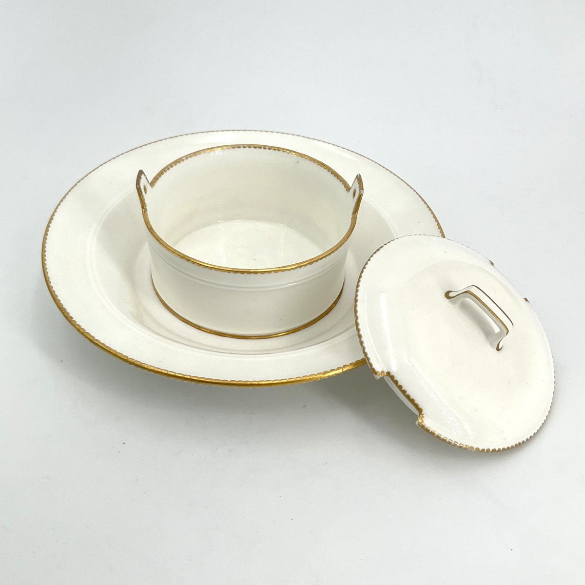 MANUFACTURE ROYALE DE SÈVRES - beurrier couvert en porcelaine et rehauts d'or, époque Louis XV-photo-2