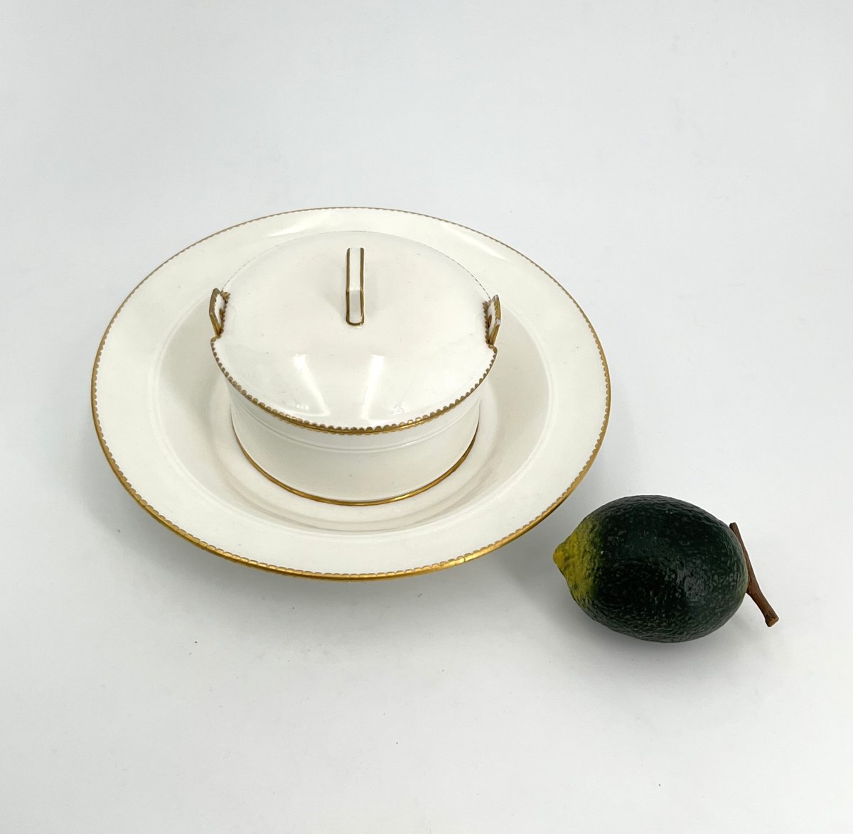 MANUFACTURE ROYALE DE SÈVRES - beurrier couvert en porcelaine et rehauts d'or, époque Louis XV-photo-3
