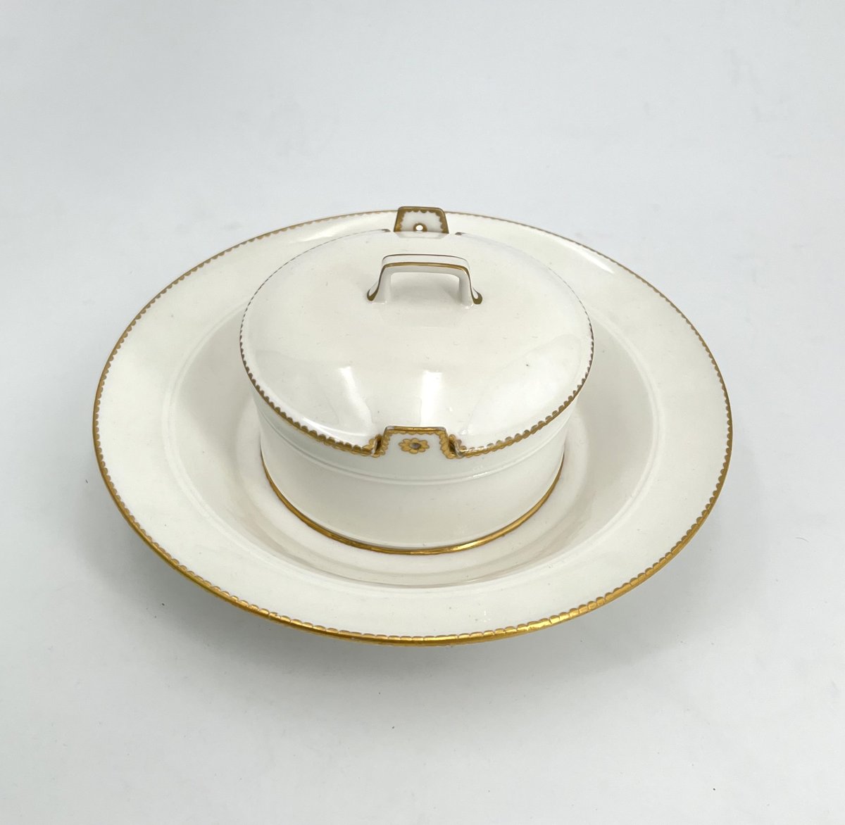 MANUFACTURE ROYALE DE SÈVRES - beurrier couvert en porcelaine et rehauts d'or, époque Louis XV-photo-1