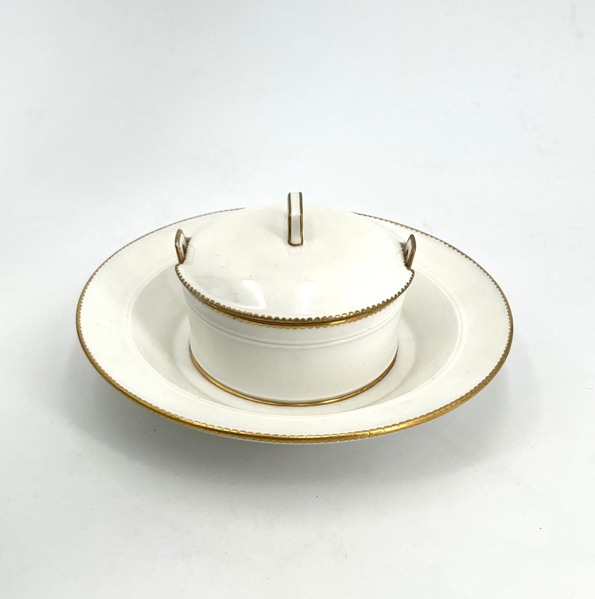 MANUFACTURE ROYALE DE SÈVRES - beurrier couvert en porcelaine et rehauts d'or, époque Louis XV
