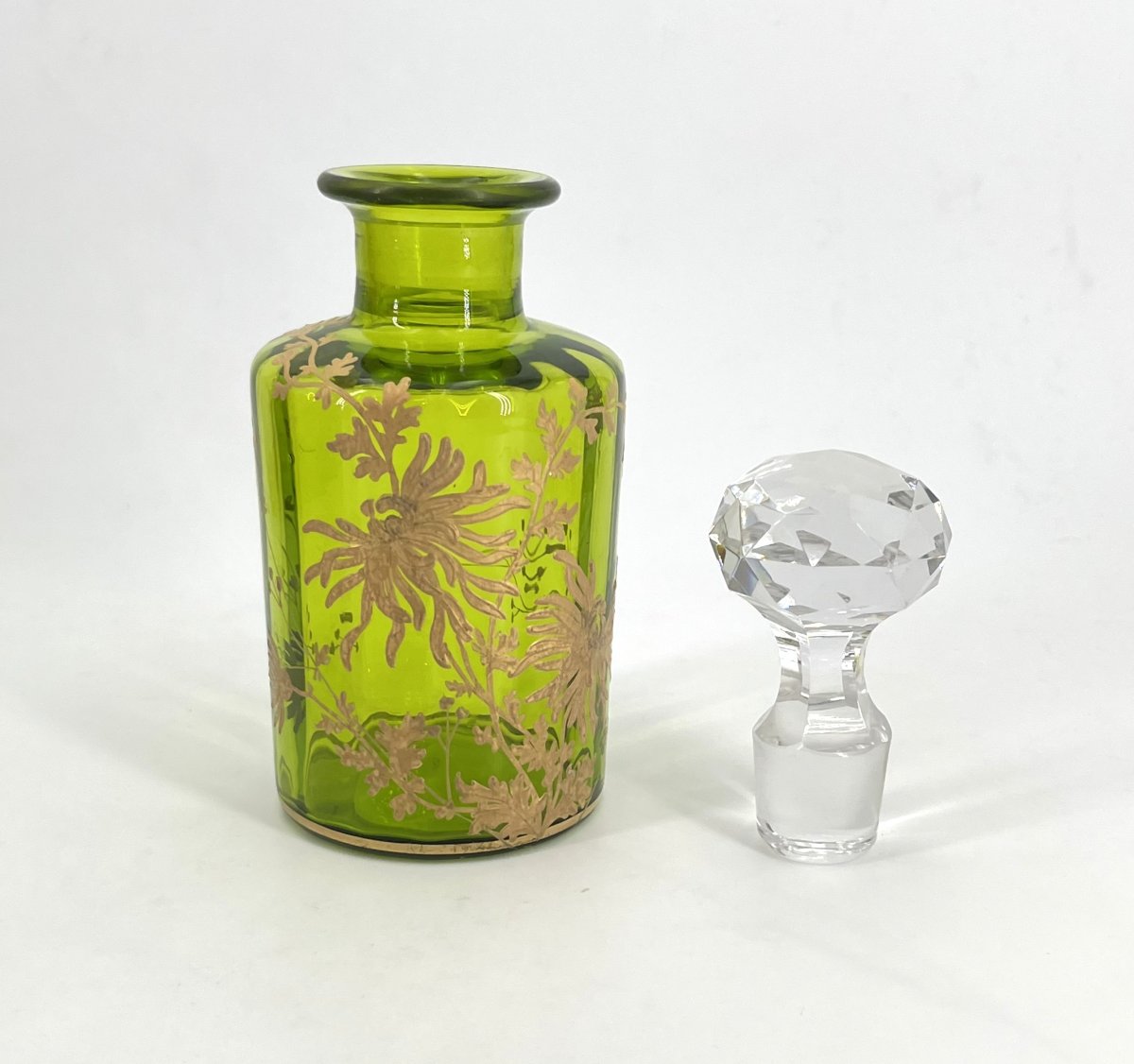BACCARAT - ancien flacon à parfum en cristal vert émaillé or, modèle Chrysanthèmes 20 cm-photo-3