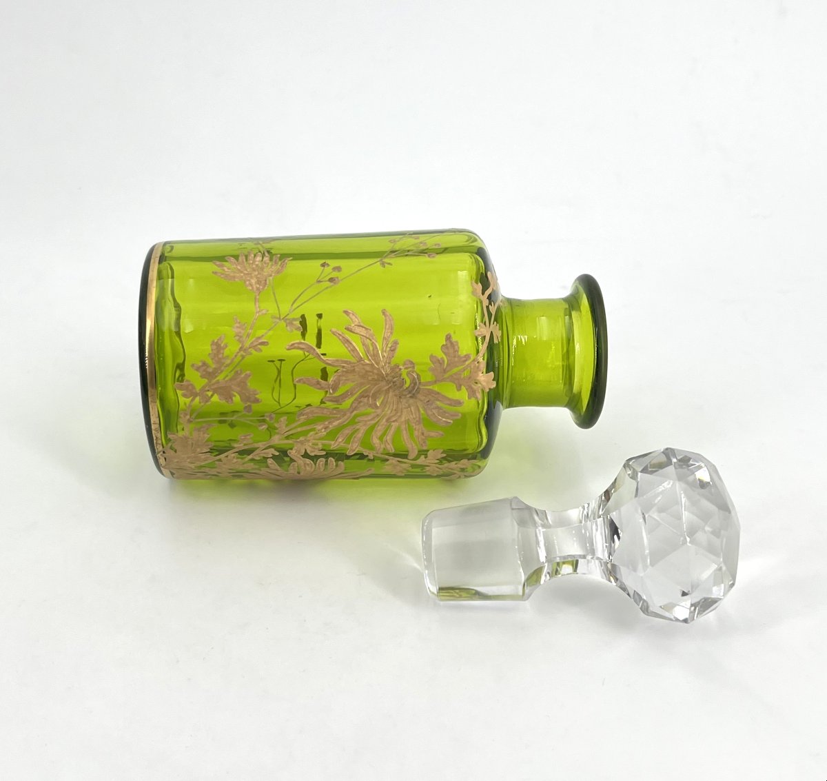 BACCARAT - ancien flacon à parfum en cristal vert émaillé or, modèle Chrysanthèmes 20 cm-photo-4