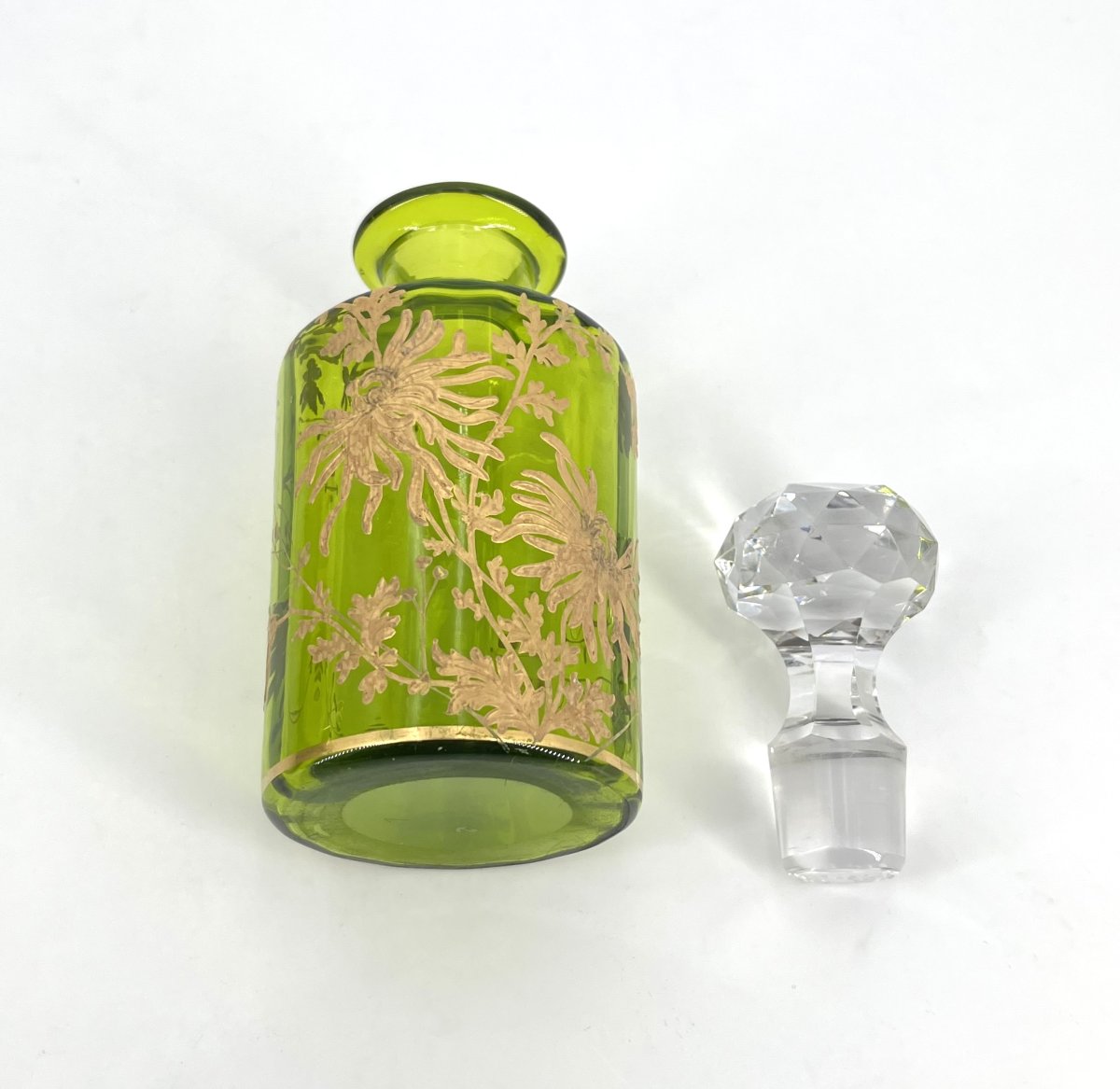 BACCARAT - ancien flacon à parfum en cristal vert émaillé or, modèle Chrysanthèmes 20 cm-photo-2