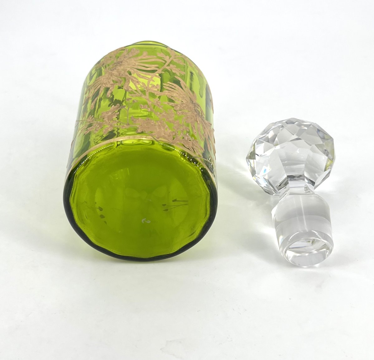 BACCARAT - ancien flacon à parfum en cristal vert émaillé or, modèle Chrysanthèmes 20 cm-photo-3
