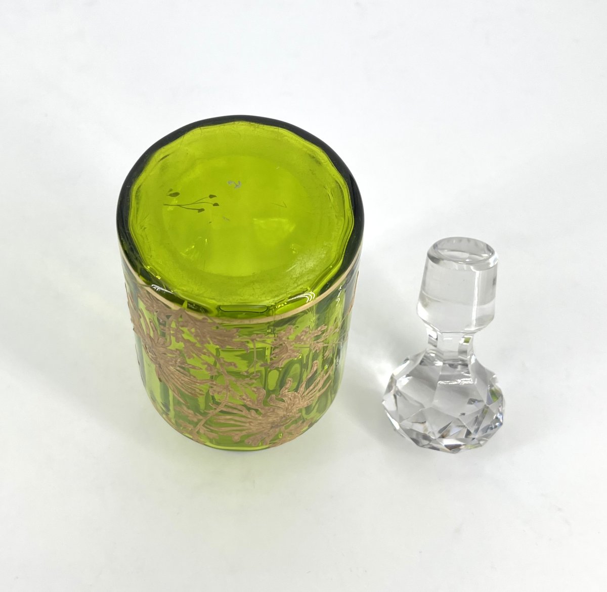 BACCARAT - ancien flacon à parfum en cristal vert émaillé or, modèle Chrysanthèmes 20 cm-photo-4