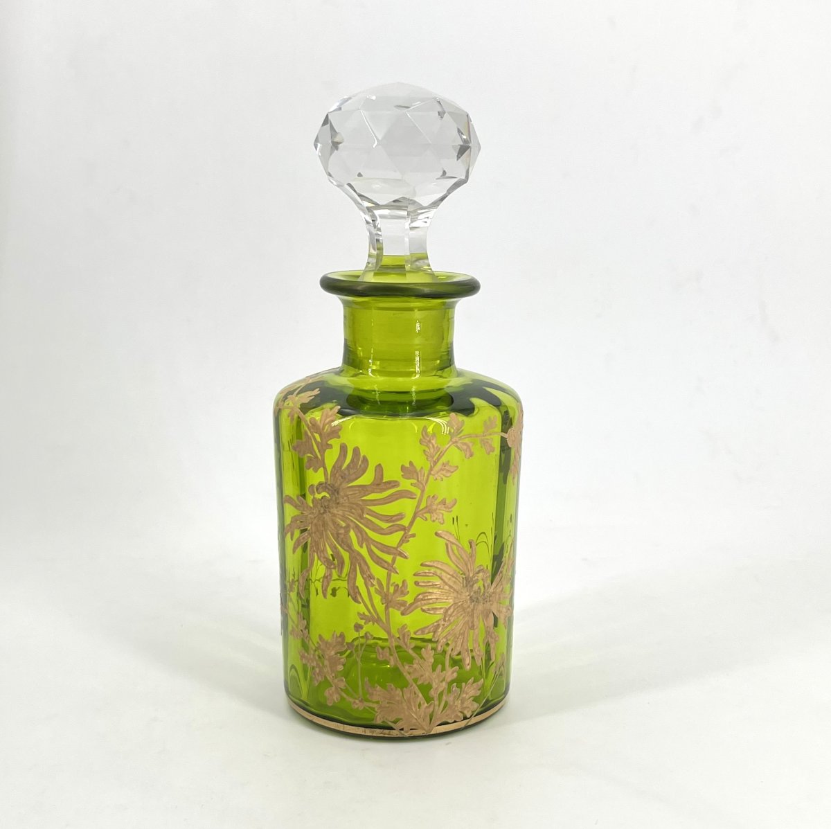 BACCARAT - ancien flacon à parfum en cristal vert émaillé or, modèle Chrysanthèmes 20 cm