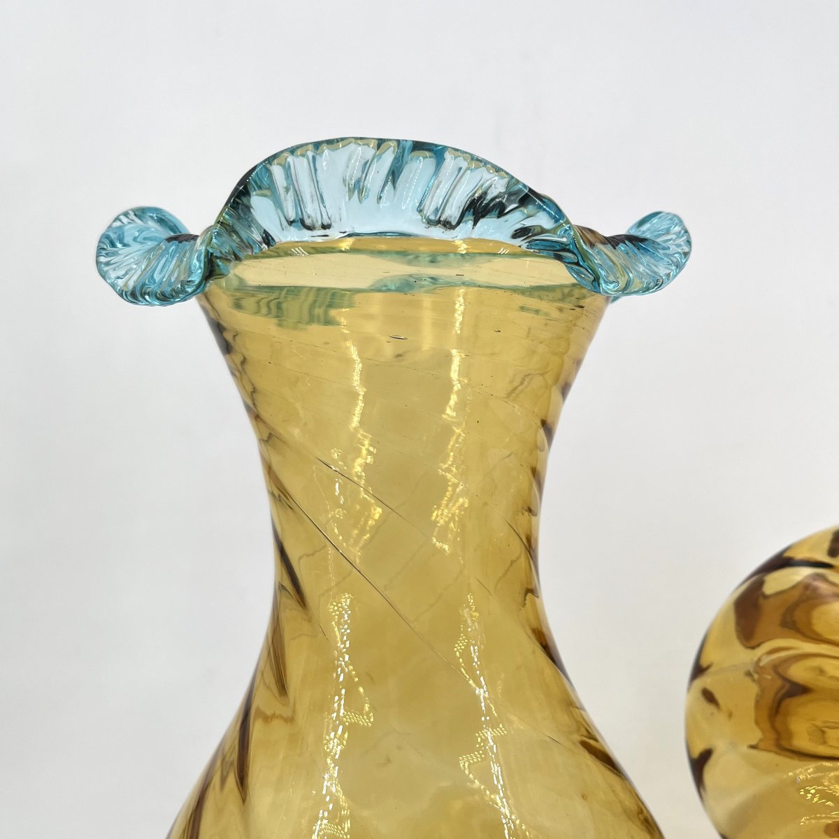 AUGUSTE JEAN - paire de vases en verre jaune à collerette bleue - 27,5 cm-photo-2