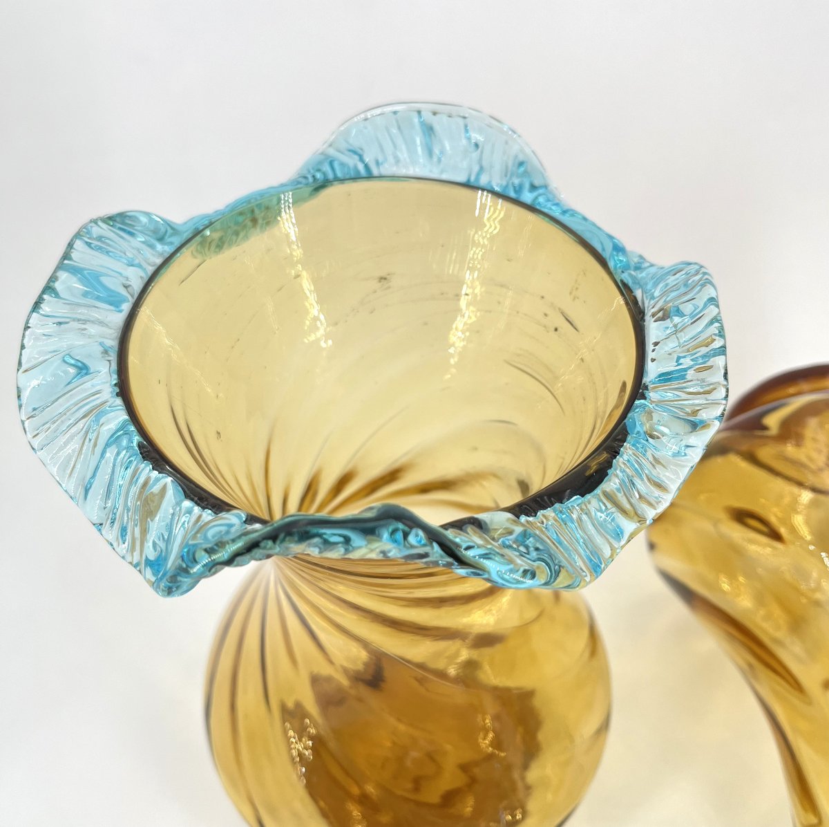 AUGUSTE JEAN - paire de vases en verre jaune à collerette bleue - 27,5 cm-photo-3