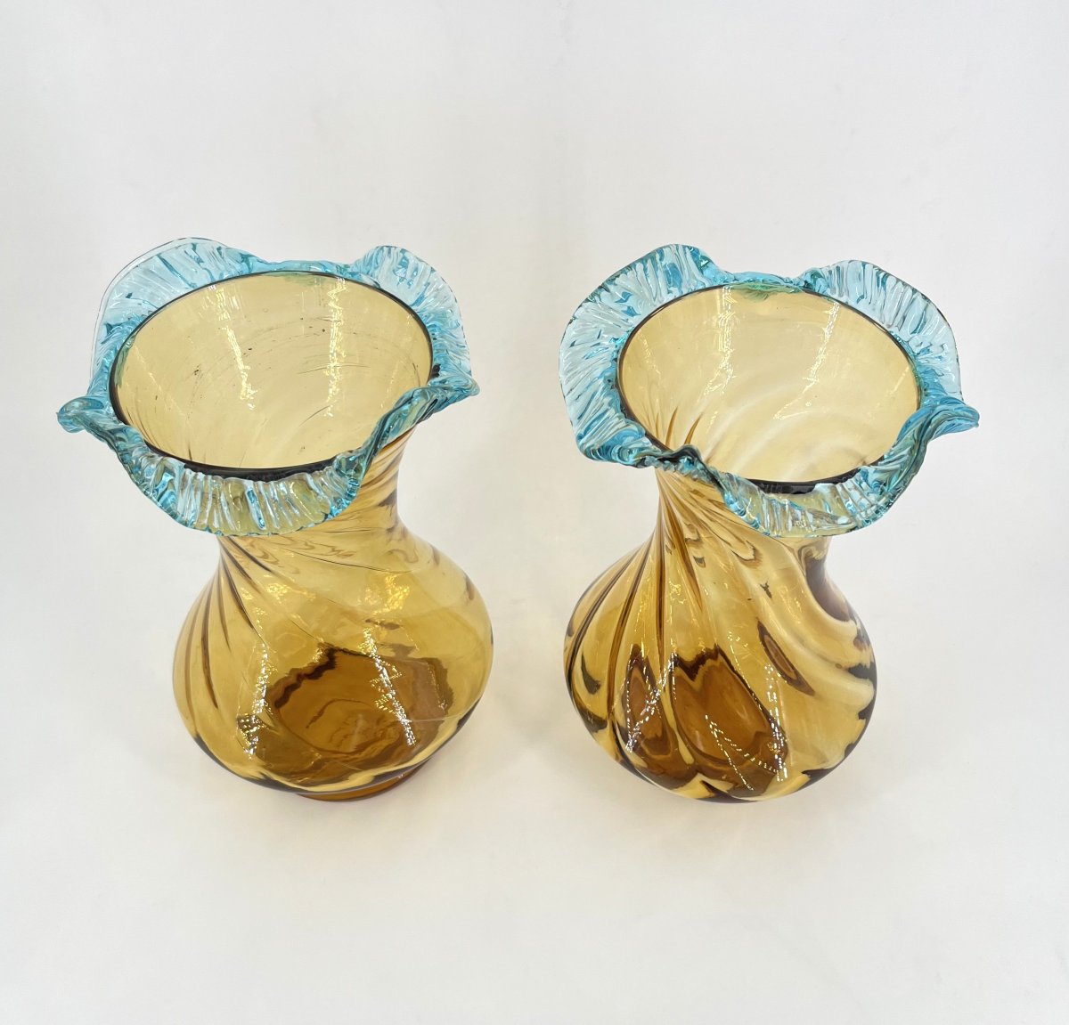 AUGUSTE JEAN - paire de vases en verre jaune à collerette bleue - 27,5 cm-photo-1