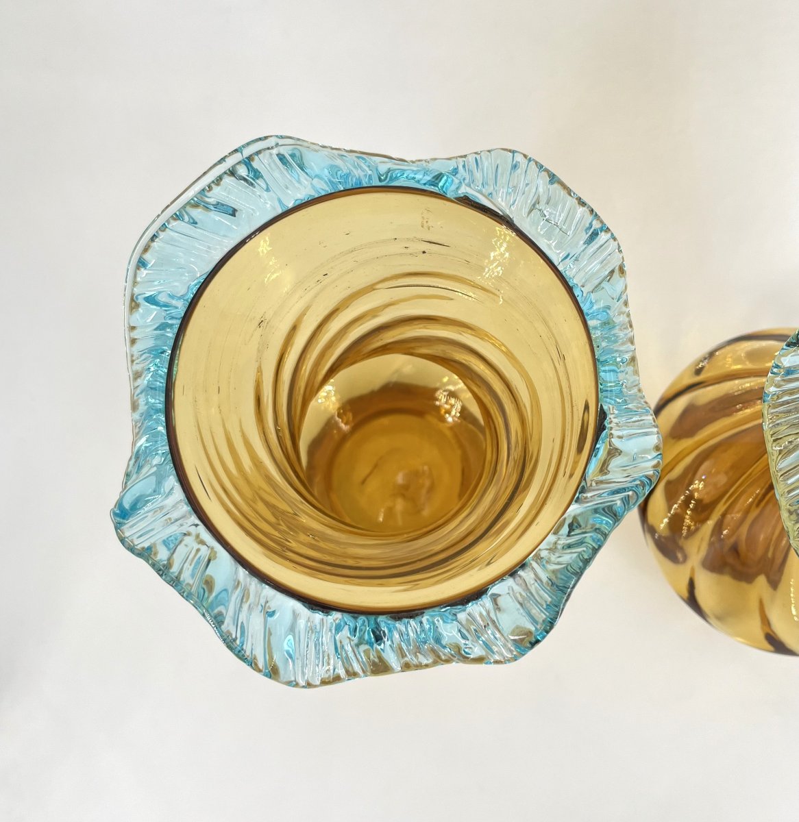 AUGUSTE JEAN - paire de vases en verre jaune à collerette bleue - 27,5 cm-photo-2
