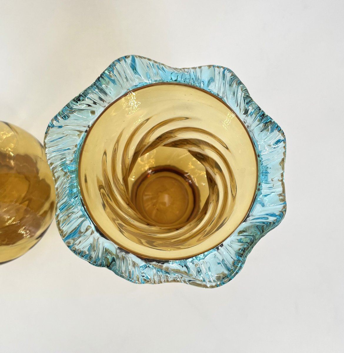 AUGUSTE JEAN - paire de vases en verre jaune à collerette bleue - 27,5 cm-photo-3